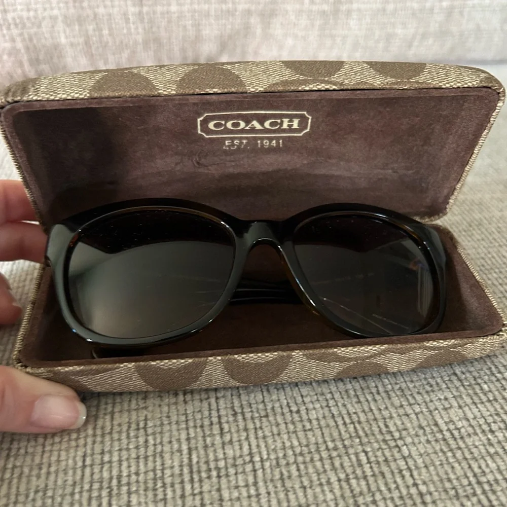 🎉🎉 SALE 🎉🎉Coach Tortoise Shell Sunglasses with Patterned Case - Picture 4 of 5